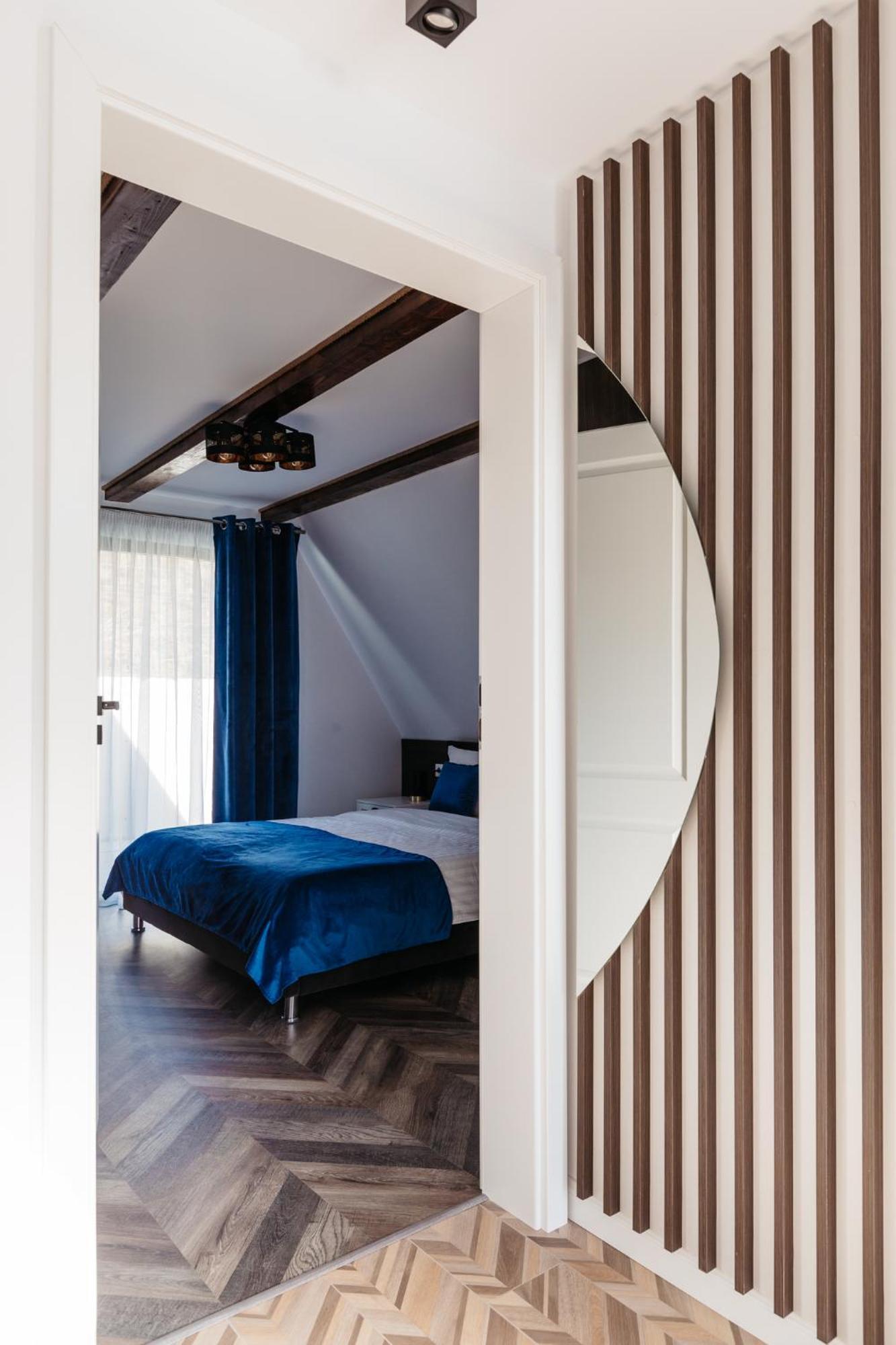 Karl's By Black & White Panoramic Chalet
